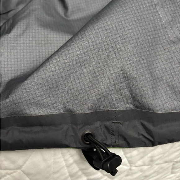 Arc'teryx Vibrant Green and Lime Jacket - Picture 7 of 10